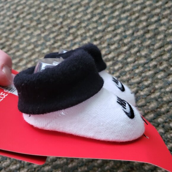 Nike Booties Socks Baby Infant 0-6 Months Boys Girls White Black Swoosh NEW T4 - Picture 4 of 5